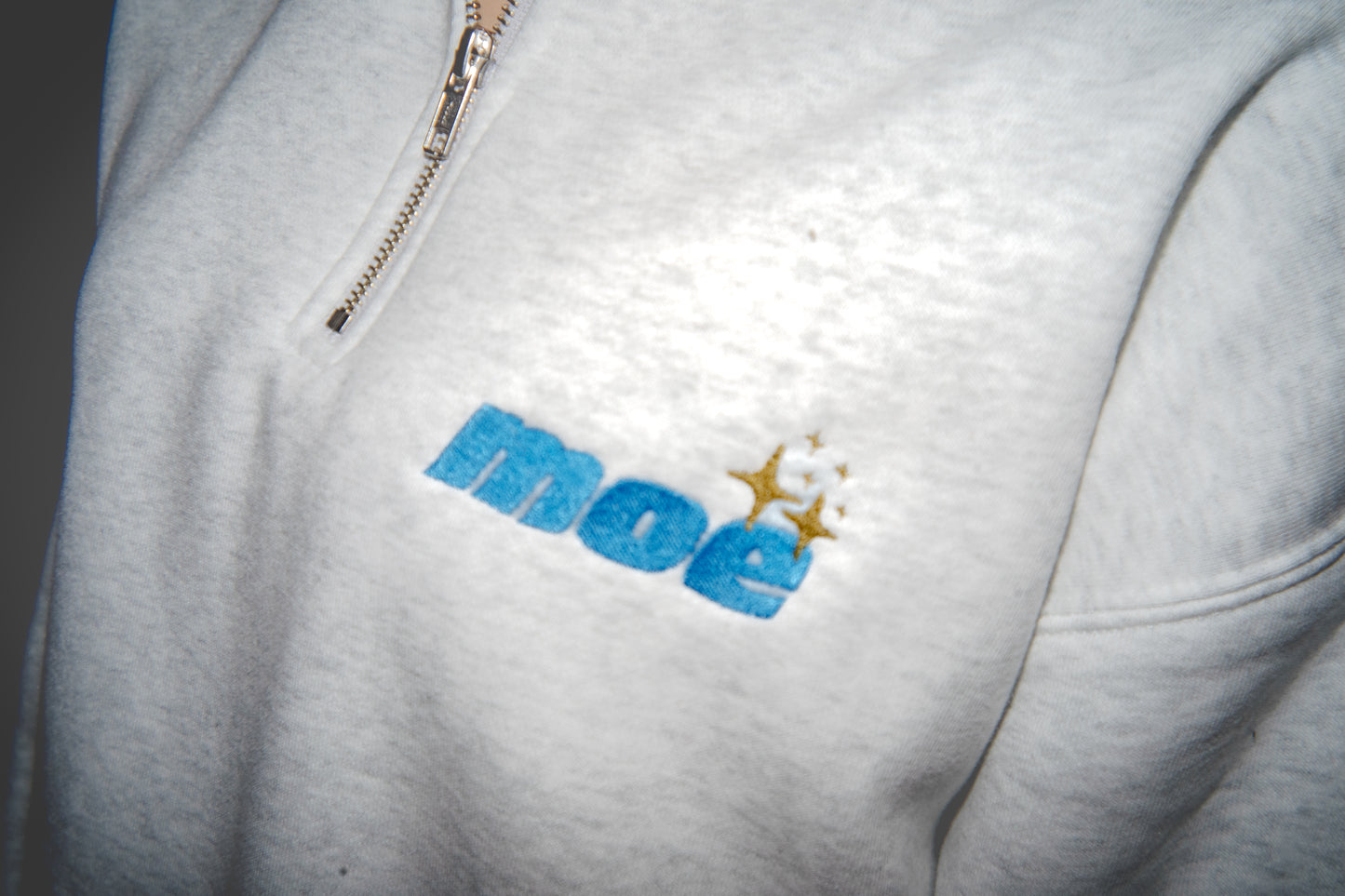【受注生産】"moë" 刺繍入り ルーズフィット ハーフジップパーカー