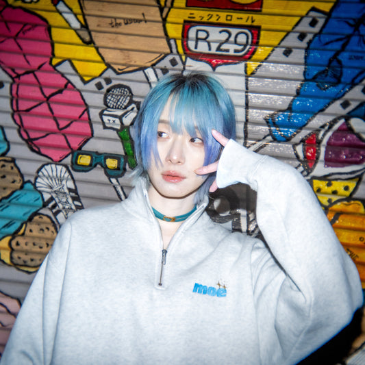 【受注生産】"moë" 刺繍入り ルーズフィット ハーフジップパーカー