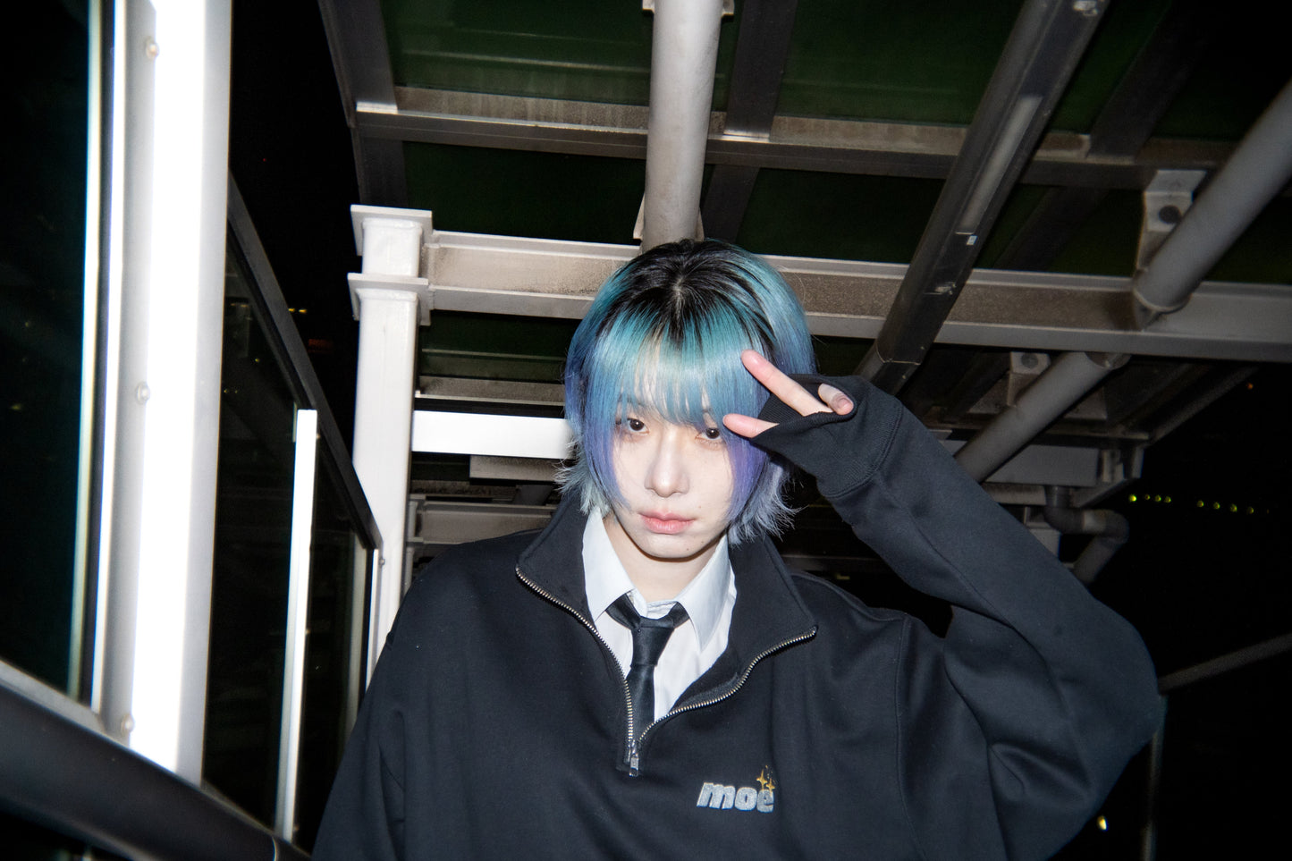 【受注生産】"moë" 刺繍入り ルーズフィット ハーフジップパーカー