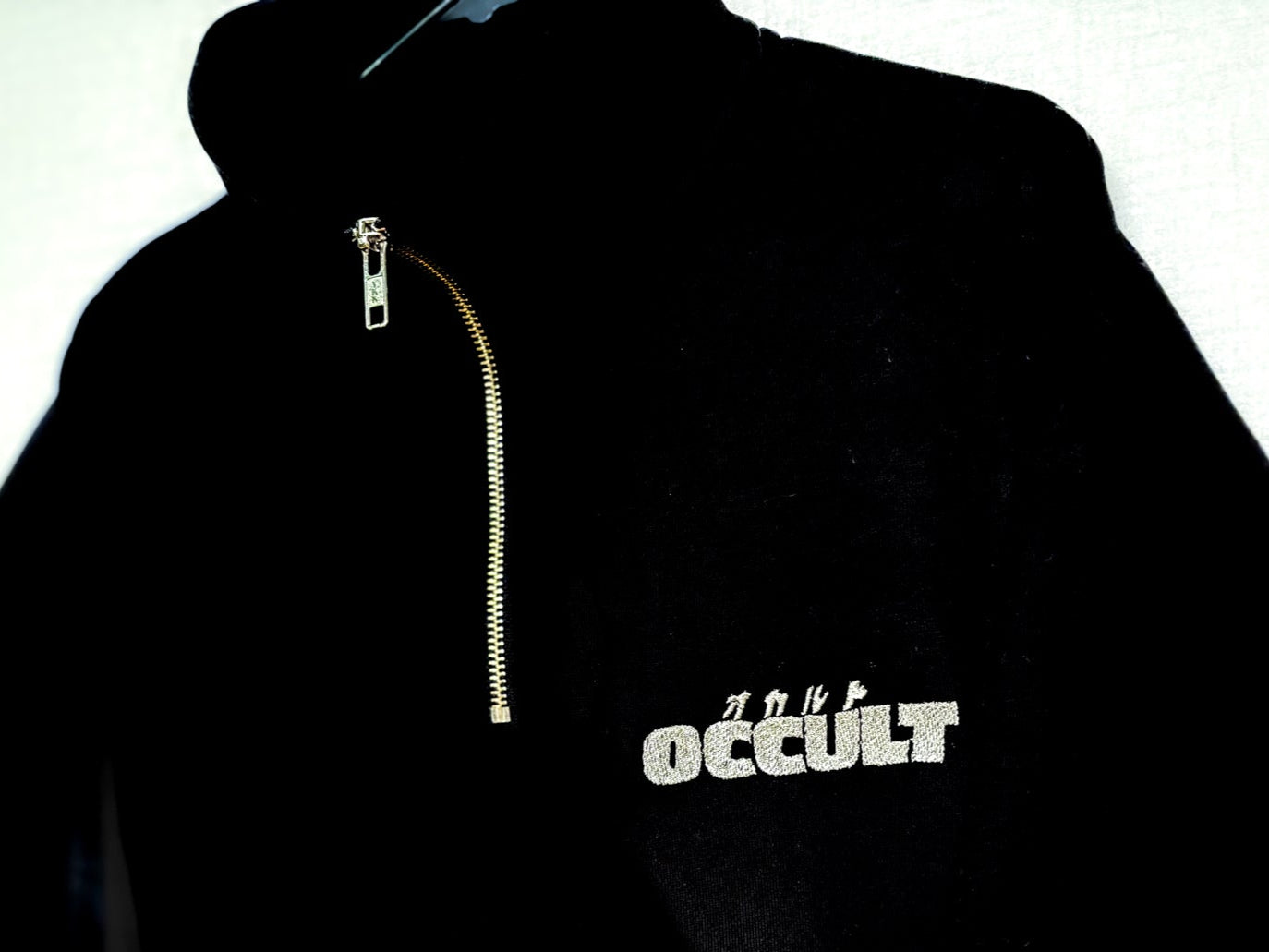 【受注生産】"OCCULT" 刺繍入り ルーズフィット ハーフジップパーカー