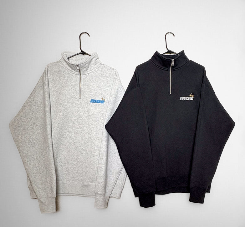 【受注生産】"moë" 刺繍入り ルーズフィット ハーフジップパーカー