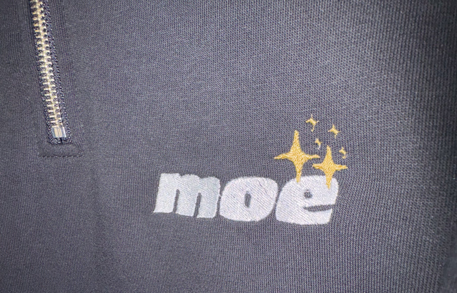 【受注生産】"moë" 刺繍入り ルーズフィット ハーフジップパーカー