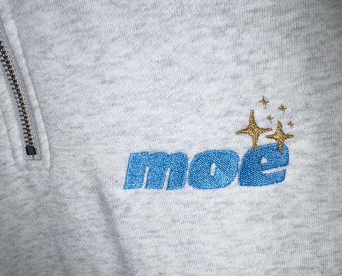【受注生産】"moë" 刺繍入り ルーズフィット ハーフジップパーカー