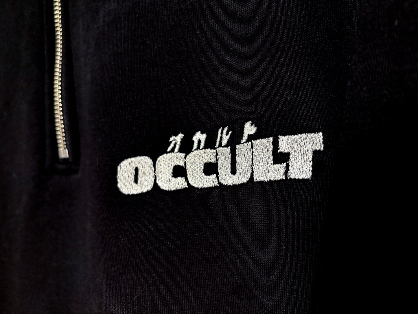 【受注生産】"OCCULT" 刺繍入り　ルーズフィット ハーフジップパーカー